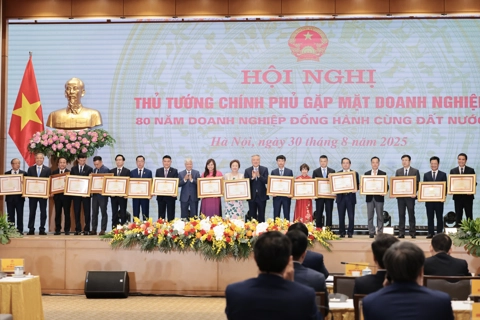 LPBank vinh dự đón nhận bằng khen của thủ tướng tại Hội nghị “80 năm doanh nghiệp đồng hành cùng đất nước”