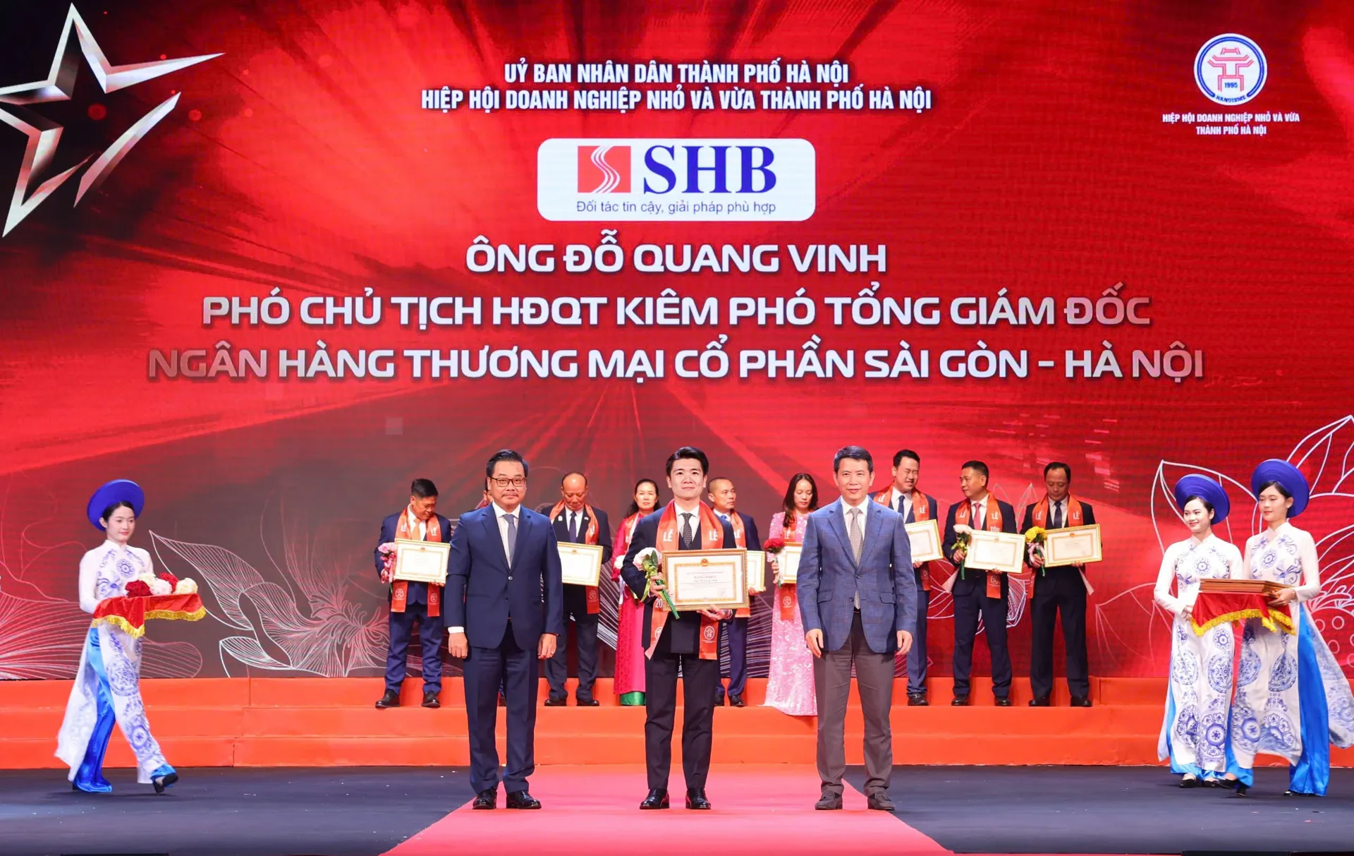 UBND TP Hà Nội trao tặng Bằng khen cho SHB tại Lễ tôn vinh Doanh nhân, Doanh nghiệp Thăng Long 2025
