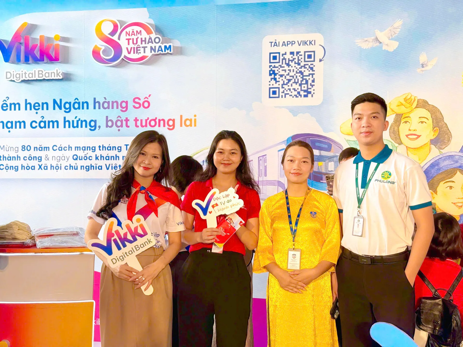 Ngân hàng đua ưu đãi, khách hàng hưởng lợi khi liên kết tài khoản an sinh trên VNeID