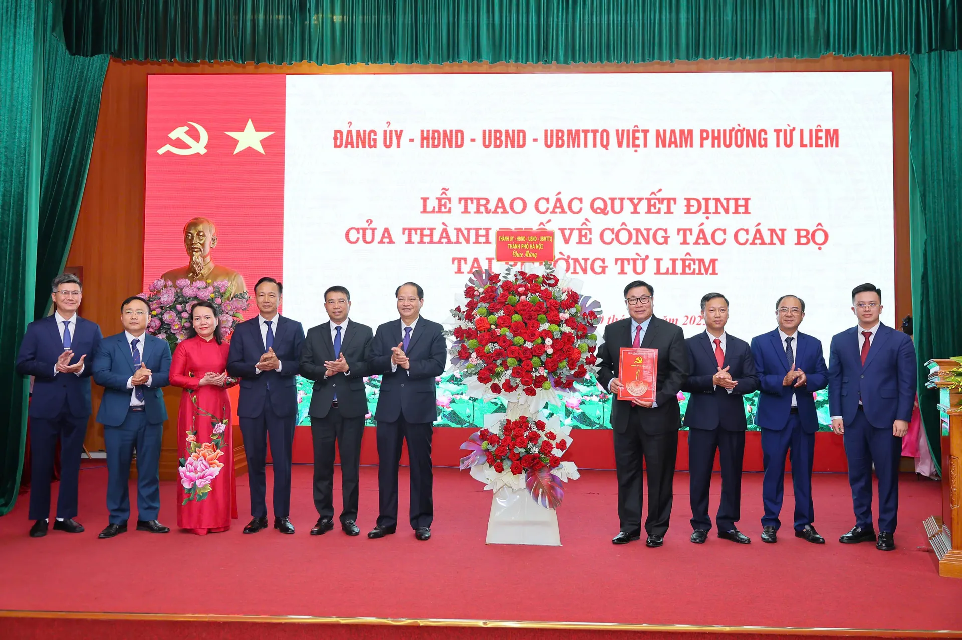 Phường Từ Liêm: Công bố các quyết định nhân sự, người dân kỳ vọng, tin tưởng