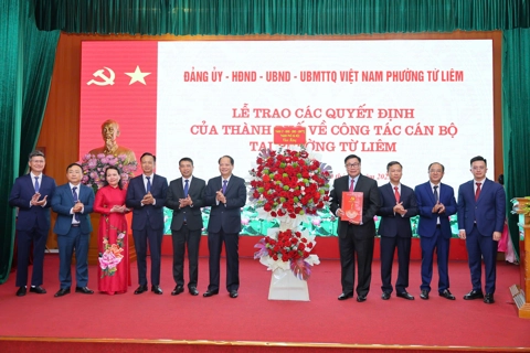 Phường Từ Liêm: Công bố các quyết định nhân sự, người dân kỳ vọng, tin tưởng