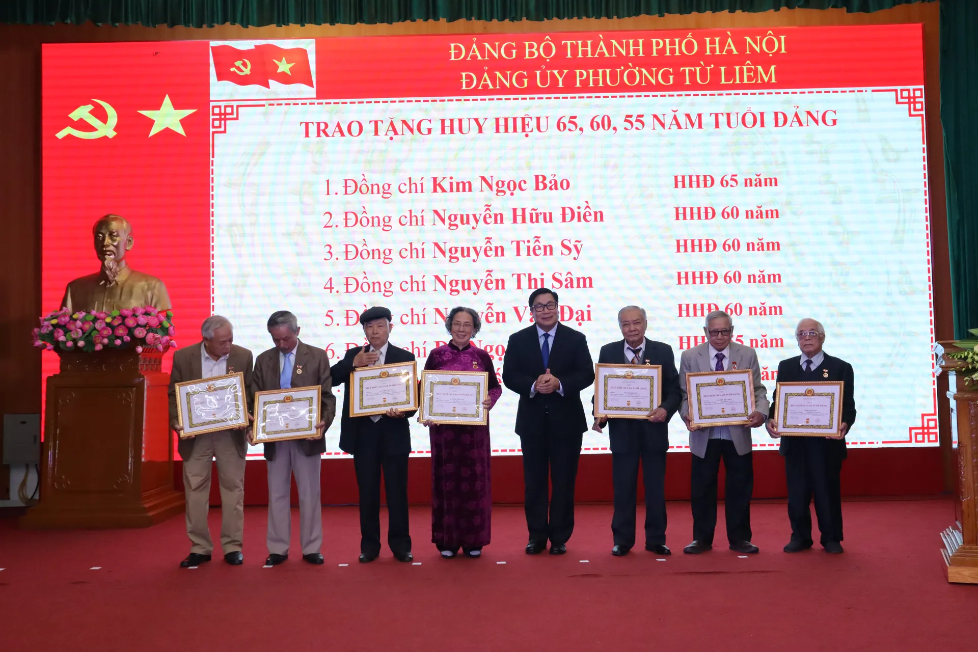 Phường Từ Liêm trao tặng Huy hiệu Đảng cho 103 đảng viên tiêu biểu