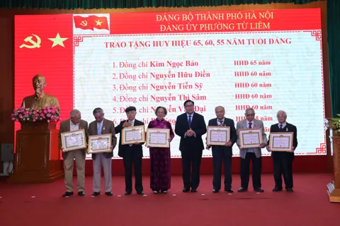 Phường Từ Liêm trao tặng Huy hiệu Đảng cho 103 đảng viên tiêu biểu