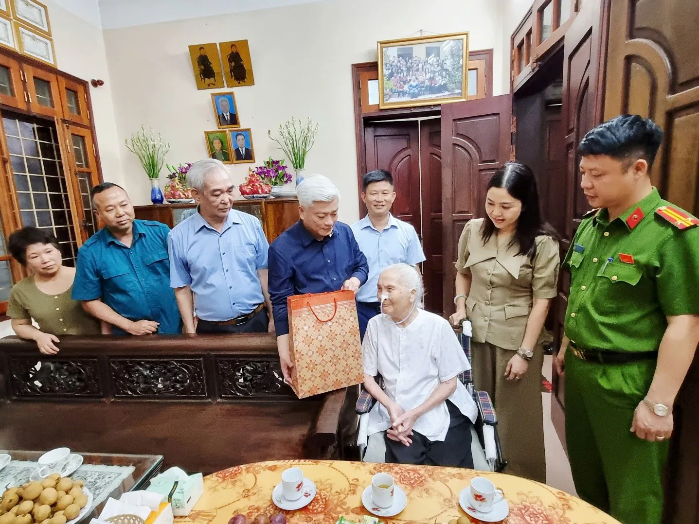 Phường Đại Mỗ thăm, tặng quà các gia đình chính sách tiêu biểu