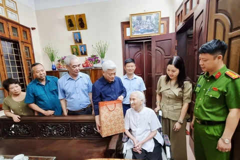 Phường Đại Mỗ thăm, tặng quà các gia đình chính sách tiêu biểu