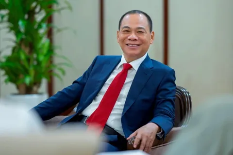 Hàng loạt cổ phiếu rơi mạnh, cổ phiếu VIC ngược dòng đưa ông Phạm Nhật Vượng lần đầu vào Top 100 người giàu nhất thế giới