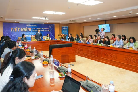 Dòng vốn tiết kiệm 8 triệu tỷ đồng tiếp sức cho kinh tế Việt Nam