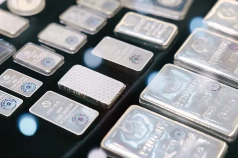 Bạc tăng gần 170% trong năm 2025, trở thành “ngôi sao” của thị trường kim loại quý