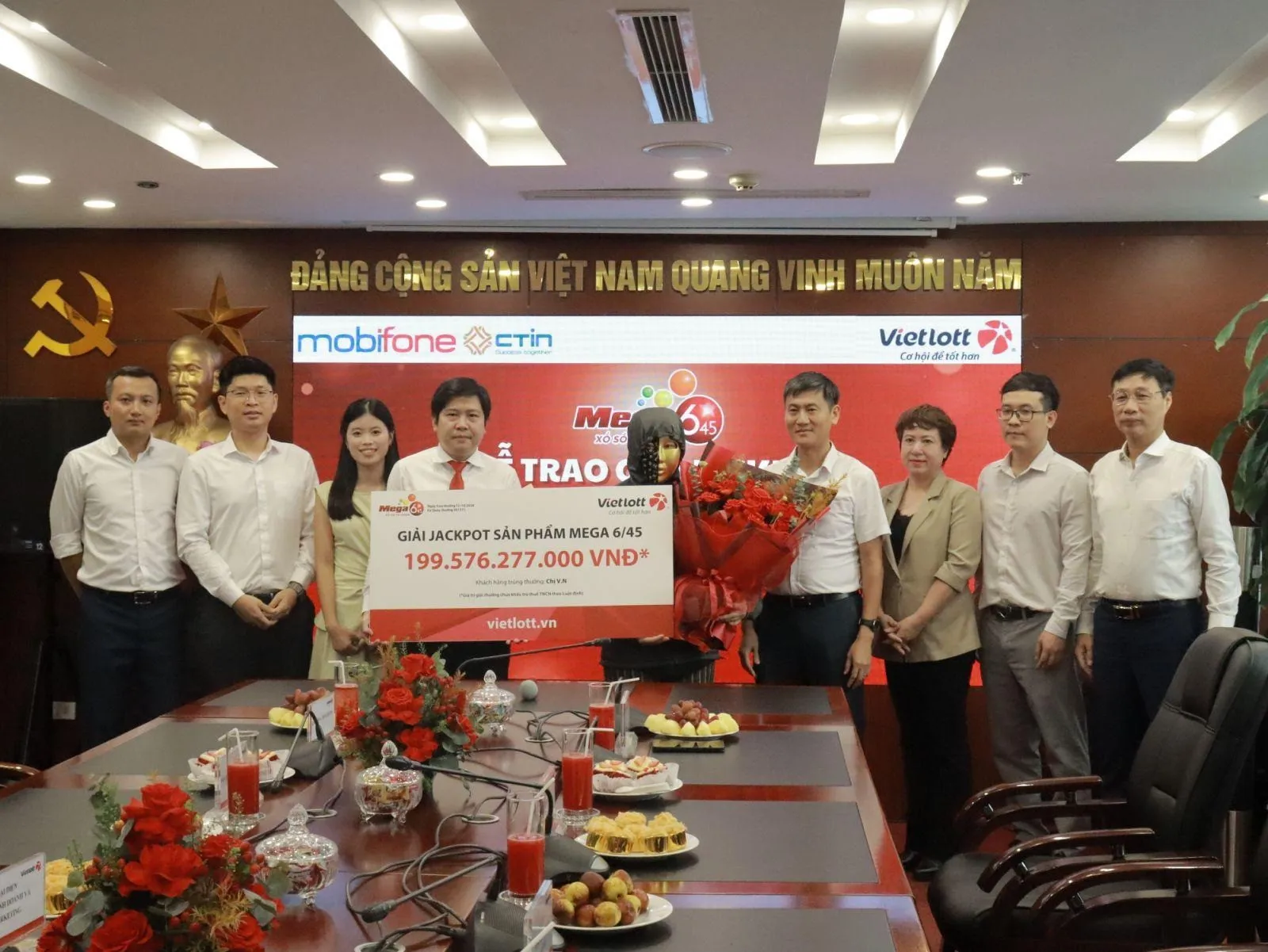 Mua vé số Vietlott qua kênh điện thoại, người phụ nữ trúng giải Jackpot gần 200 tỷ đồng