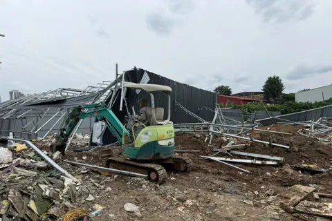 Phường Đại Mỗ ra quân xử lý vi phạm trật tự đô thị, làm sạch môi trường