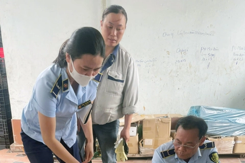 Quản lý thị trường Hà Nội phát hiện gần 1 tần chân gà, thịt trâu “bẩn”
