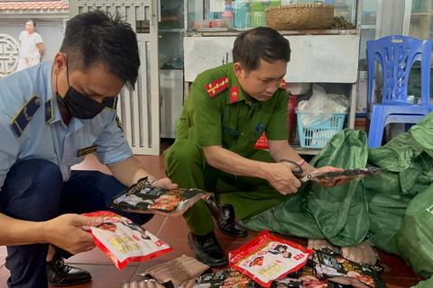 Hà Nội: phát hiện, thu giữ gần 1 tấn xúc xích, lạp xưởng nhập lậu, không rõ nguồn gốc