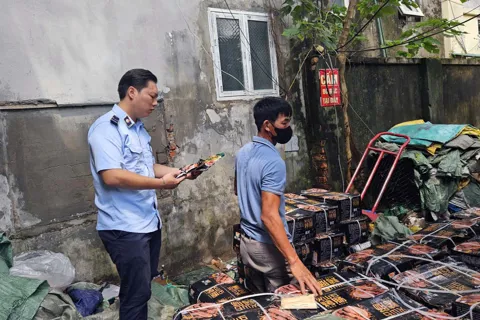 Hà Nội phát hiện hơn 1,6 tấn lạp xưởng không rõ nguồn gốc