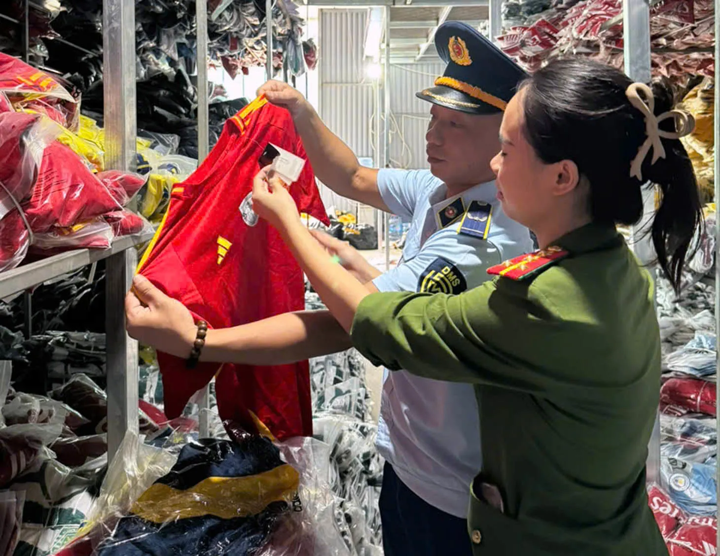 Hà Nội: phát hiện và bắt giữ hơn 2000 vụ buôn lậu, hàng giả gian lận thương mại