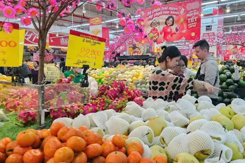 Hà Nội: Siêu thị tăng dự trữ hàng Tết, giảm giá sâu kích cầu mua sắm