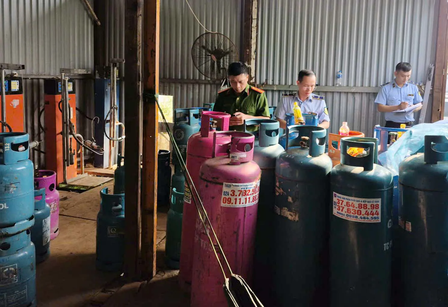 Hà Nội: phát hiện bắt giữ điểm san chiết gas quy mô lên đến cả tỷ đồng