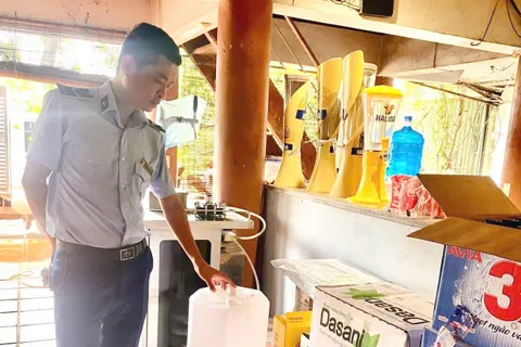 Hà Nội: phát hiện một lượng lớn rượu thủ công không rõ nguồn gốc xuất xứ