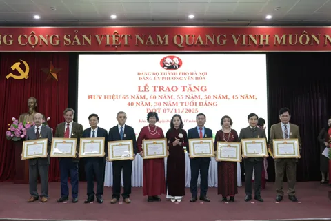 Phường Yên Hòa trao tặng Huy Hiệu Đảng Đợt 7/11