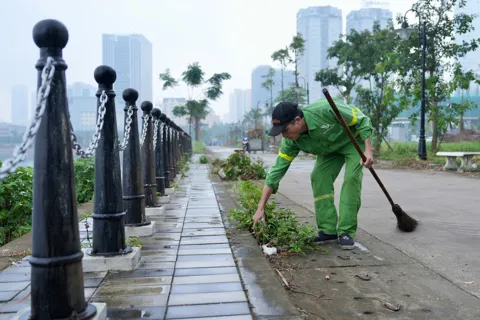 Phường Cầu Giấy tăng cường dọn dẹp vệ sinh môi trường Công viên CV1