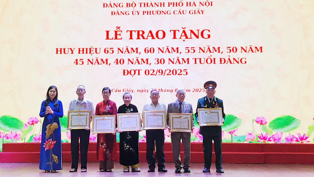 Phường Cầu Giấy, 154 đảng viên được nhận Huy hiệu Đảng dịp 2/9
