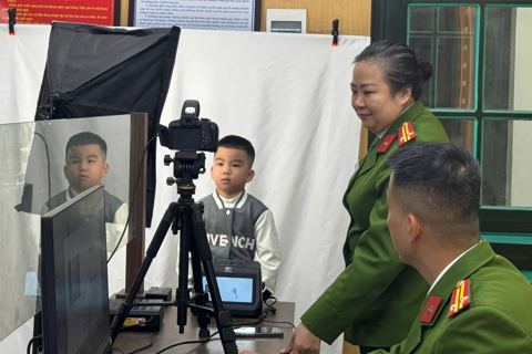 Cấp căn cước cho học sinh tại phường Tây Hồ: làm hết việc, không làm hết giờ