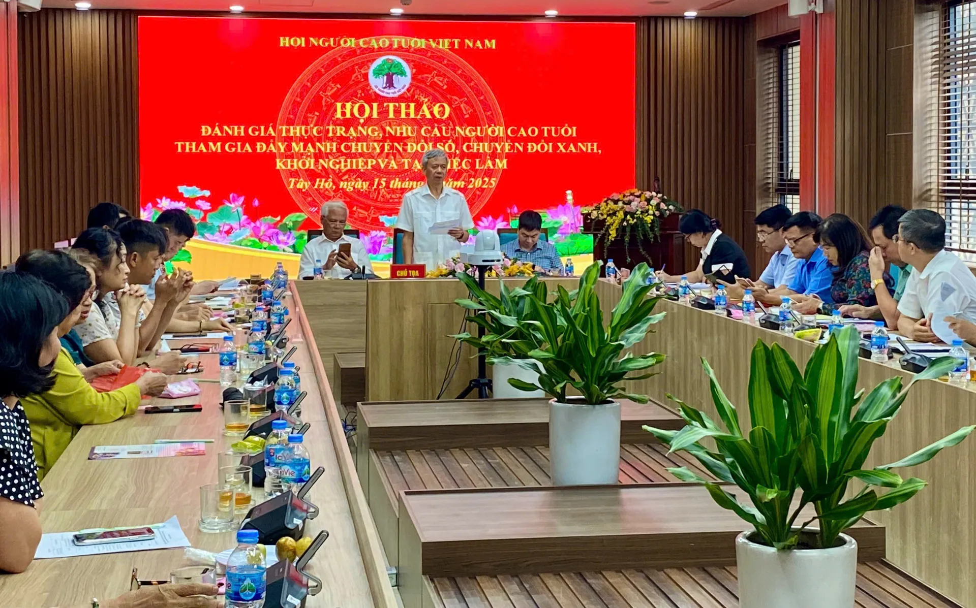 Người cao tuổi không đứng ngoài công tác chuyển đổi số