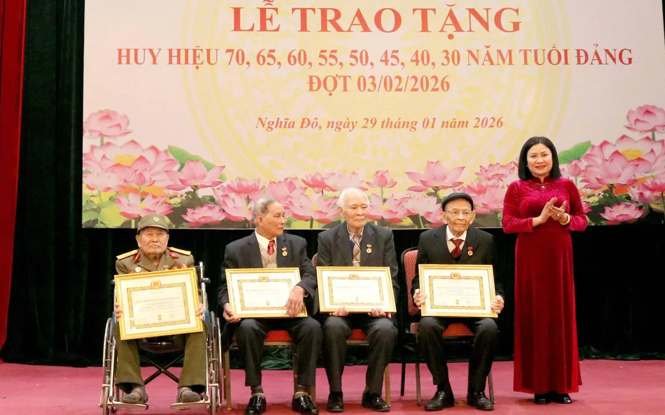 Nghĩa Đô: trao Huy hiệu Đảng đợt 3/2 cho 220 đảng viên