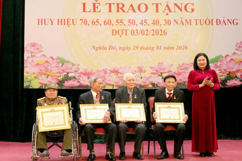 Nghĩa Đô: trao Huy hiệu Đảng đợt 3/2 cho 220 đảng viên