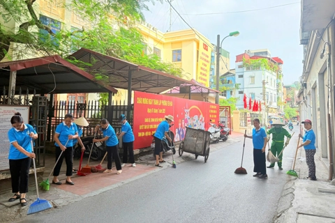 Phụ nữ phường Yên Hòa chung tay chỉnh trang đô thị
