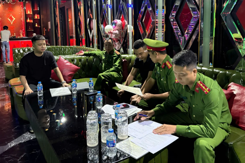 Công an Tây Hồ tăng cường kiểm tra, xử lý cơ sở kinh doanh hoạt động sau 24 giờ