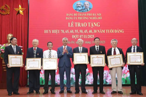 Phường Nghĩa Đô: trao tặng Huy hiệu Đảng cho 144 đảng viên