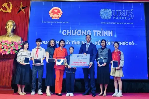 UNIS Hà Nội tặng 100 máy tính bảng hỗ trợ chuyển đổi số giáo dục phường Phú Thượng