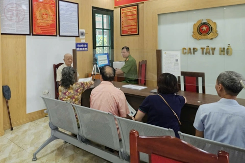 Công an phường Tây Hồ: đẩy nhanh tiến độ đổi thẻ đảng