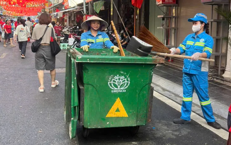 Công nhân VSMT căng mình phục vụ tổng duyệt diễu binh, diễu hành