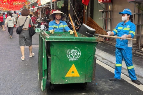 Công nhân VSMT căng mình phục vụ tổng duyệt diễu binh, diễu hành