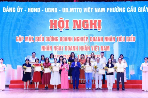 Phó Chủ tịch UBND TP Hà Nội Trương Việt Dũng gặp mặt doanh nghiệp phường Cầu Giấy
