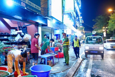Kiên quyết xử lý nghiêm vi phạm trật tự đô thị xung quanh hồ Tây