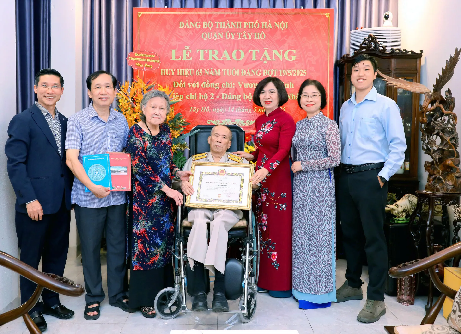 Lãnh đạo quận Tây Hồ thăm trao Huy hiệu Đảng tại nhà cho các đảng viên