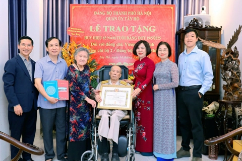 Lãnh đạo quận Tây Hồ thăm trao Huy hiệu Đảng tại nhà cho các đảng viên