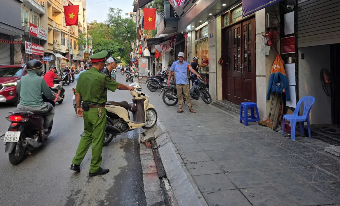 Tăng cường đảm bảo trật tự ATGT trên phố “bánh Trung thu” Thuỵ Khuê