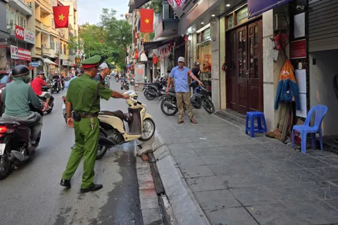 Tăng cường đảm bảo trật tự ATGT trên phố “bánh Trung thu” Thuỵ Khuê
