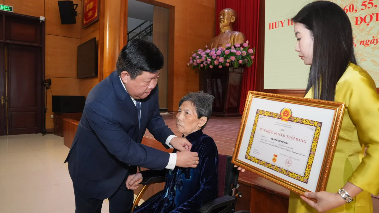 Tây Hồ: trao Huy hiệu Đảng đợt 7/11 tặng 129 đảng viên