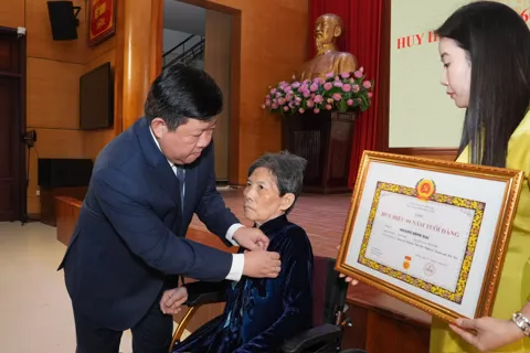 Tây Hồ: trao Huy hiệu Đảng đợt 7/11 tặng 129 đảng viên