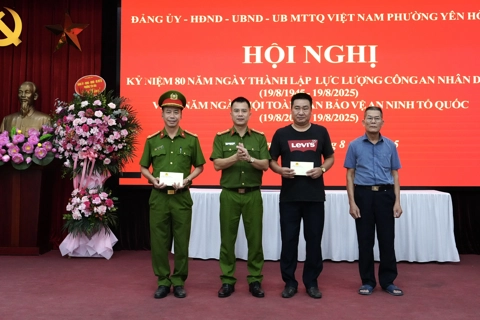 Phường Yên Hoà: khen thưởng những bông hoa đẹp trong phong trào Toàn dân bảo vệ an ninh Tổ quốc
