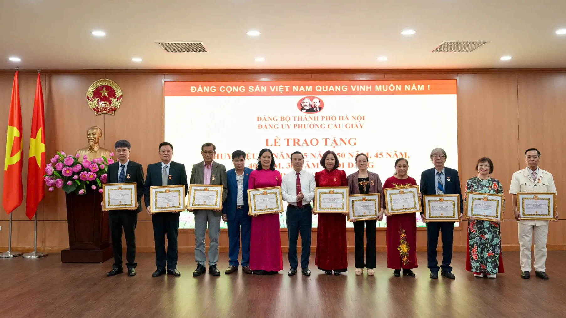 Cầu Giấy trao 66 Huy hiệu Đảng đợt 7/11