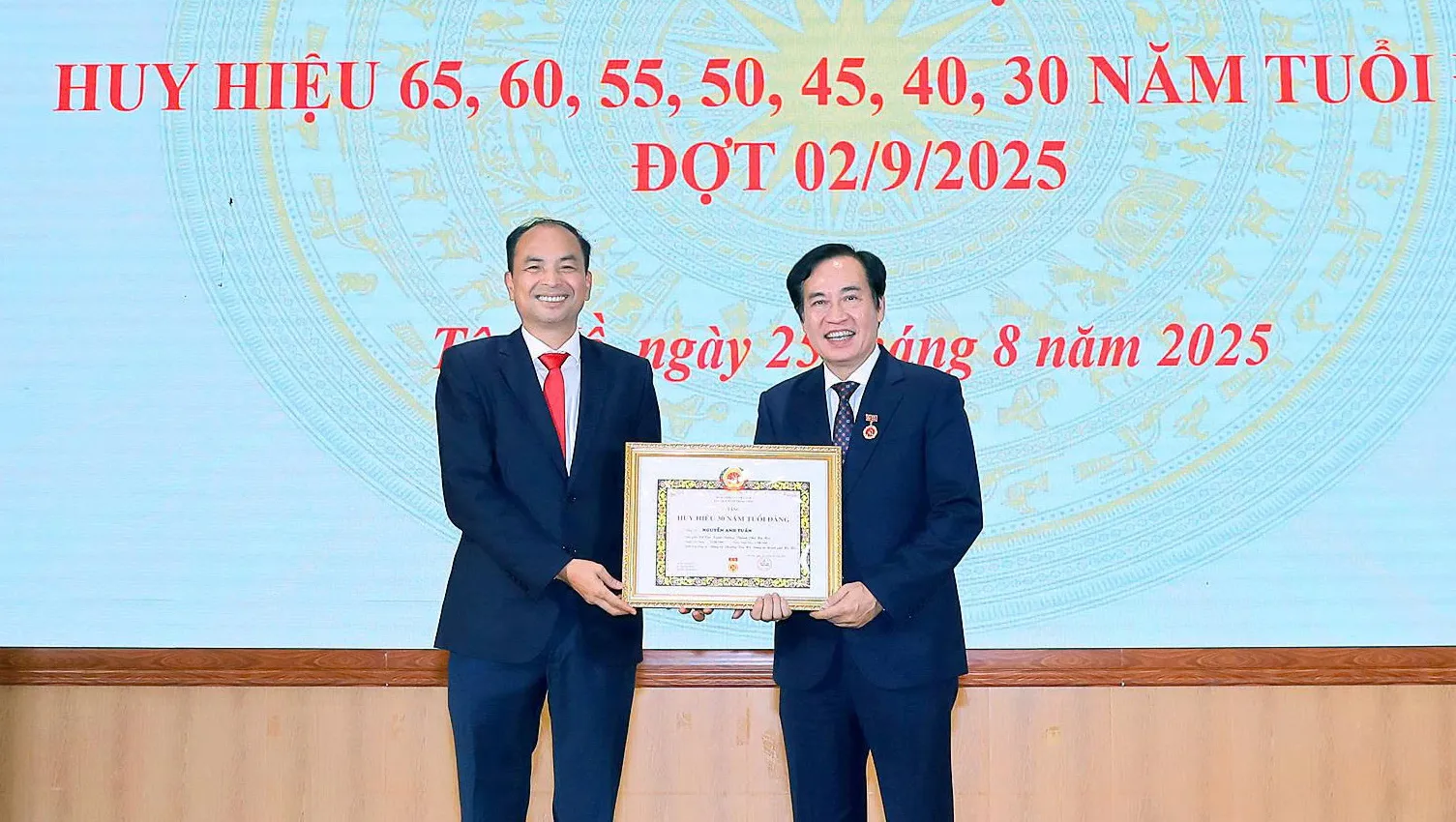 Phường Tây Hồ: 184 đảng viên được trao Huy hiệu Đảng dịp 2/9
