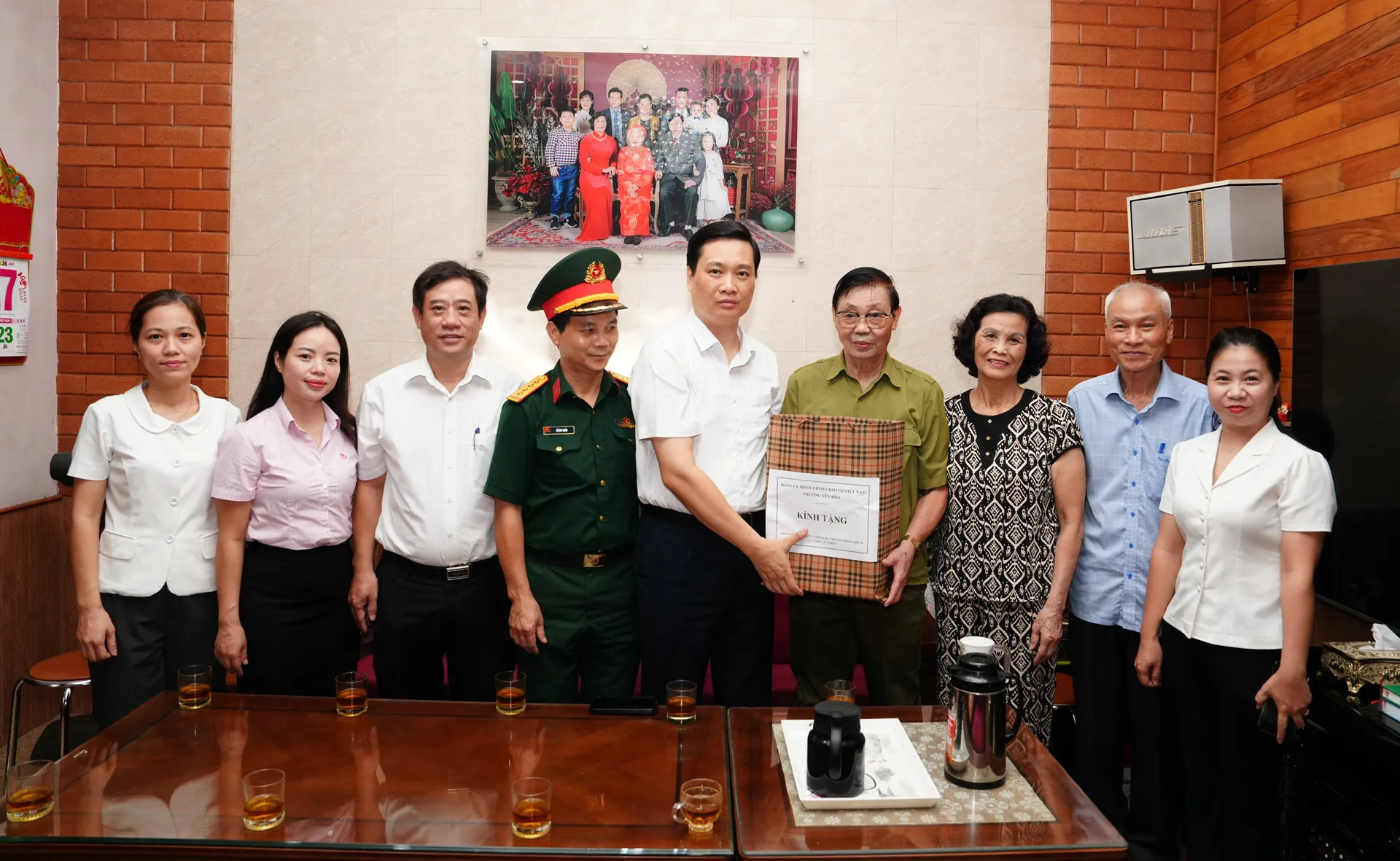Phường Yên Hoà: thăm, tặng quà gia đình chính sách nhân dịp 27/7