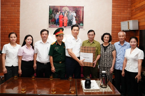 Phường Yên Hoà: thăm, tặng quà gia đình chính sách nhân dịp 27/7