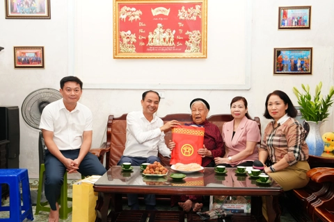 Tây Hồ: thăm, tặng quà gia đình người có công trên địa bàn