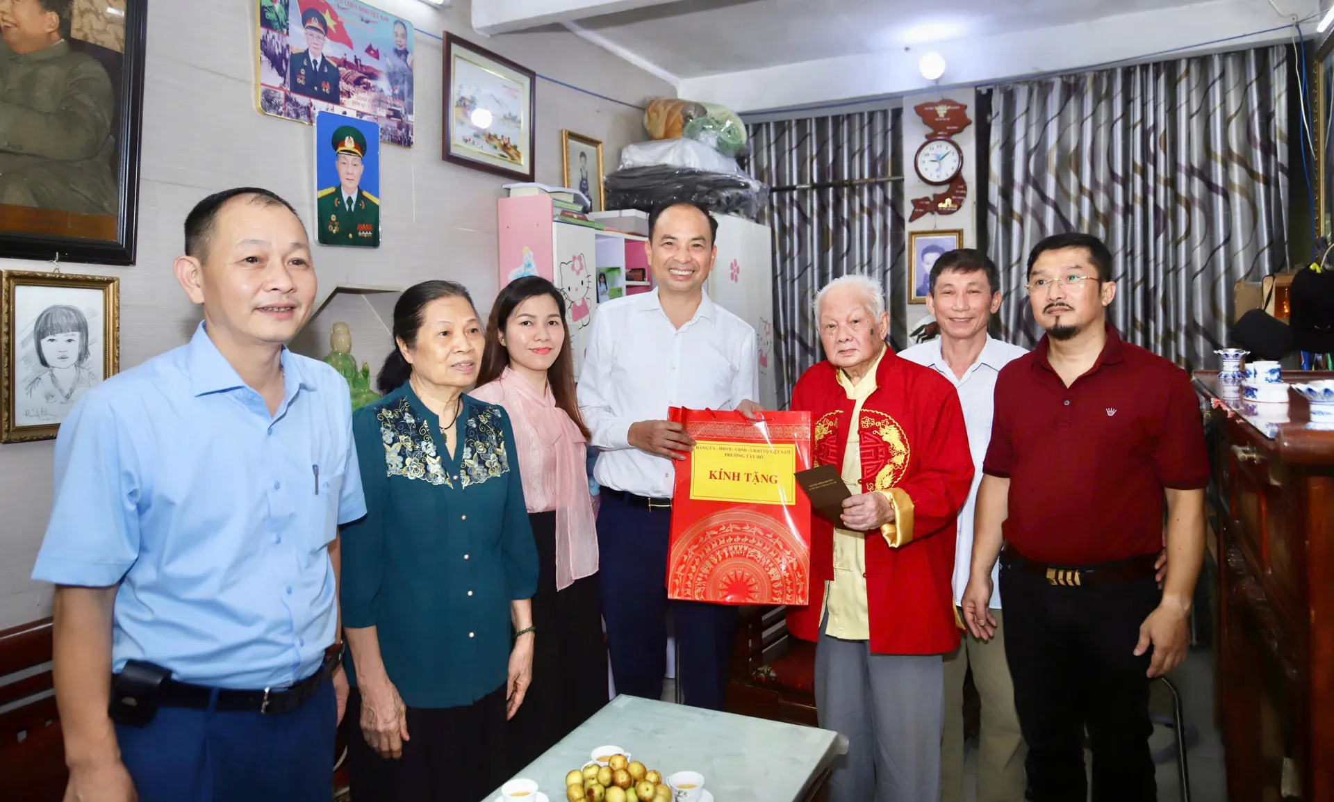 Lãnh đạo phường Tây Hồ thăm, tặng quà người có công nhân dịp 2/9